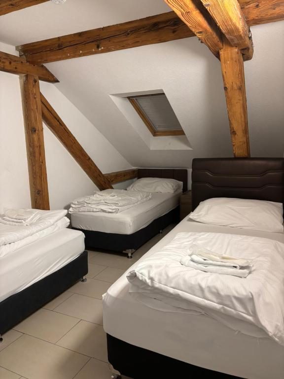 3-Bett-Zimmer mit Gemeinschaftsbad