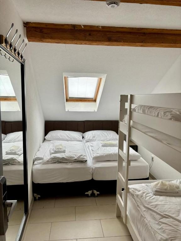 4-Bett-Zimmer mit Gemeinschaftsbad